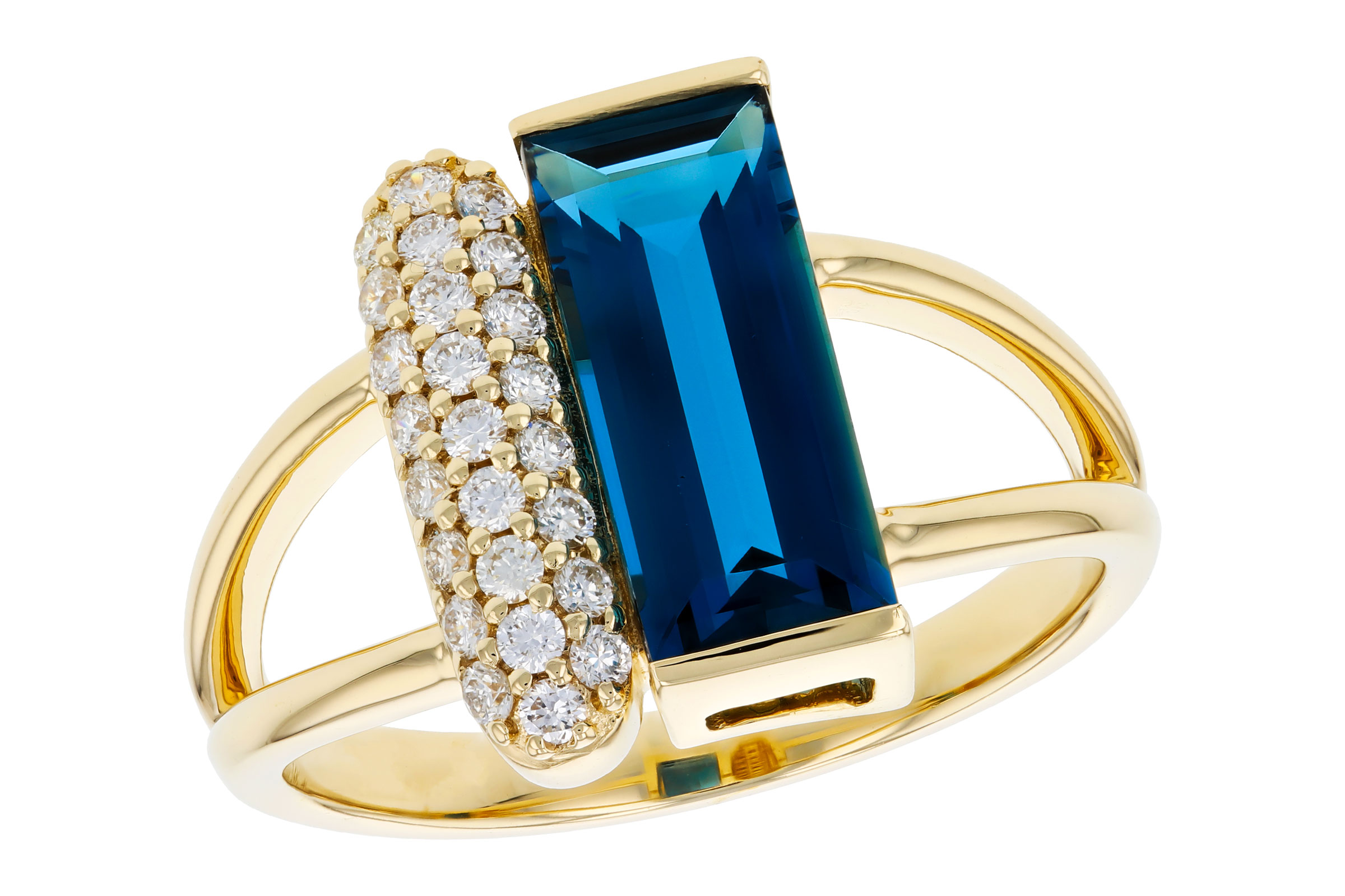 B276-20384: LDS RG 2.67 LONDON BLUE TOPAZ 2.92 TGW (12x5MM BT)